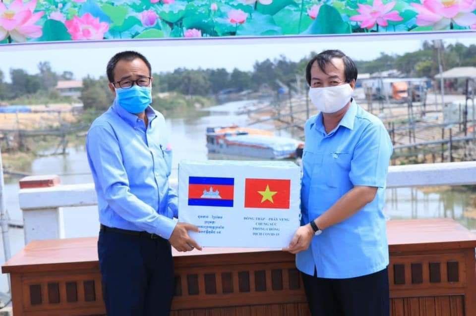 ឯកឧត្តម ជា សុមេធី អភិបាលខេត្តព្រៃវែង បានទទួលនូវសម្ភារប្រើប្រាស់មួយចំនួន ក្នុងការងារបង្ការ និងប្រឆាំងជម្ងឺ Covid19 ពីប្រទេសវៀតណាម