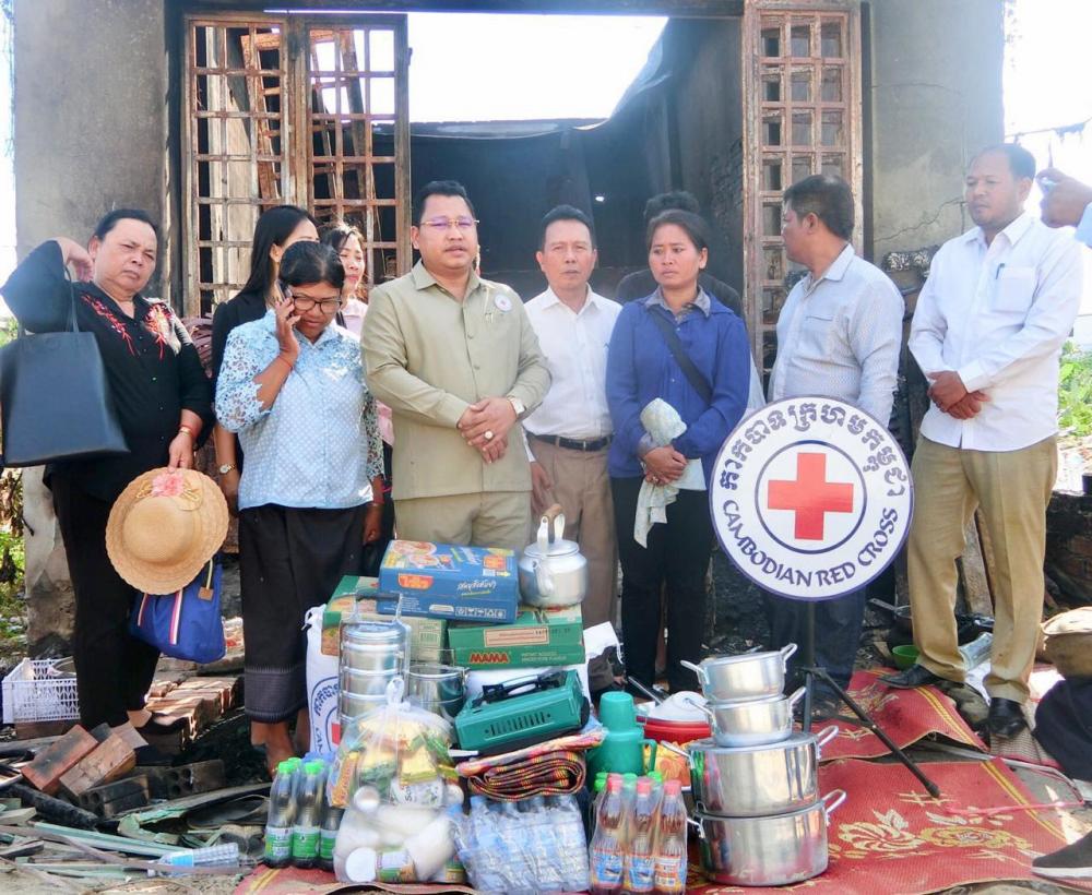 លោក​ ឌី​ រ័ត្នខេមរុណ​ អភិបាល​រង​ ខណ្ឌ​មានជ័យ​ បាន​នាំ​យក​អំណោយ​មនុស្ស​ធម៌​អនុសាខា​កាកបាទក្រហមផ្តល់​ជូន​គ្រួសារ​លោកតា​ សៅ​ ចន​ ដែល​បានស្លាប់​ក្នុង​គ្រោះ​អគ្គិភ័យ