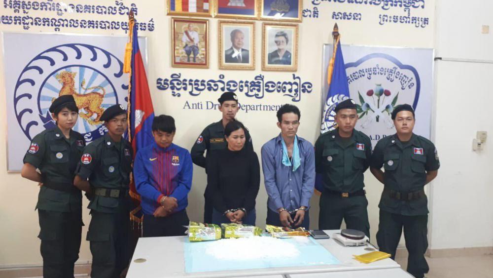 តុលាការផ្តន្ទាទោសមនុស្សប្រុសស្រី៣នាក់ ដាក់ពន្ធនាគារ ៥ឆ្នាំ និង៣០ឆ្នាំ ករណីដឹកជញ្ជូនគ្រឿងញៀន