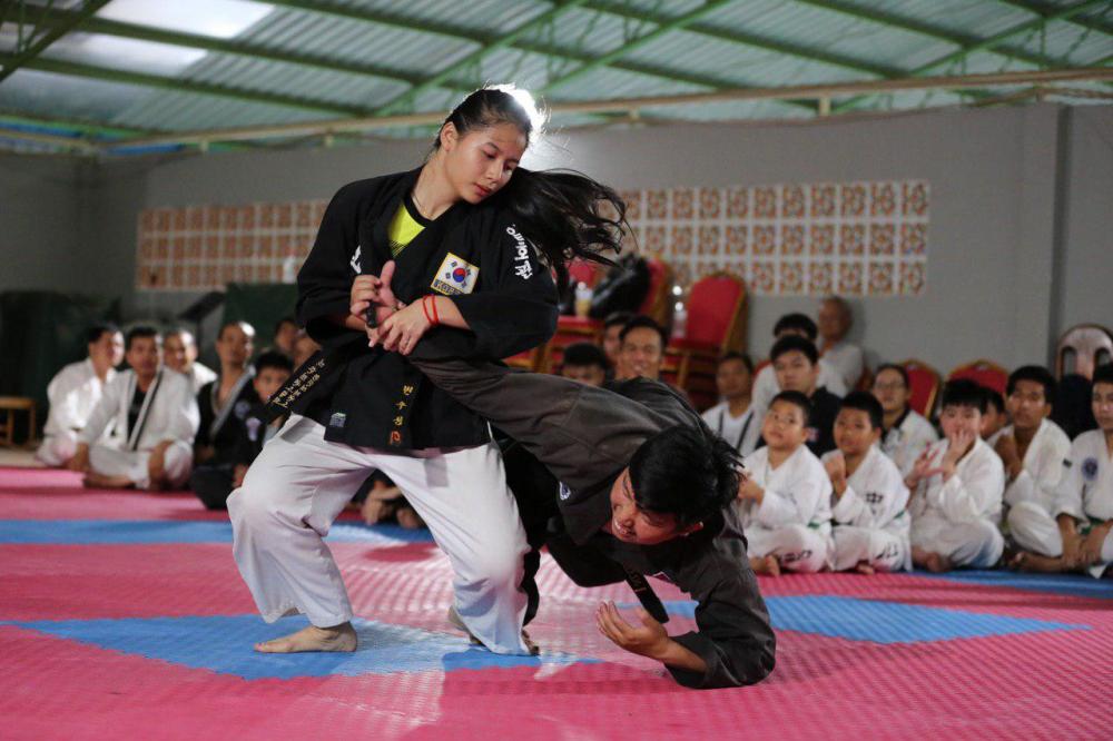 សិស្សគុន២៦រូប ត្រូវបានសហព័ន្ធខ្មែរកីឡាហាប់គីដូ លើកទឹកចិត្តដំឡើងខ្សែក្រវាត់