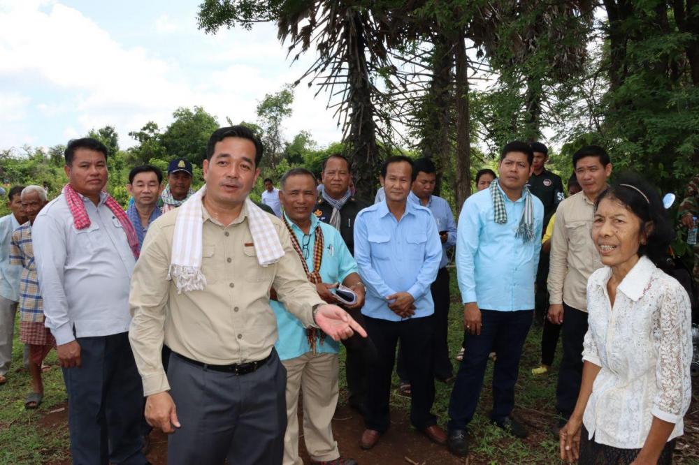 គោលនយោបាយឈ្នះឈ្នះ ប្រជាពលរដ្ឋជាង២០គ្រួសារ នៅដីតំបន់ទួលចំប៉ី ស្រុកកំពង់សៀម ខេត្តកំពង់ចាម ត្រូវអាជ្ញាធរ និងមន្រ្តីជំនាញសម្រេចផ្តល់បណ្ណកម្មសិទ្ធិជូន