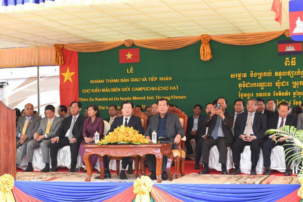សម្តេចតេជោ អញ្ជើញសម្ពោធផ្សារដោះដូរទំនិញកម្ពុជា-វៀតណាម ដែលជាផ្សារលើកដំបូងនៅព្រំដែនកម្ពុជា-វៀតណាម