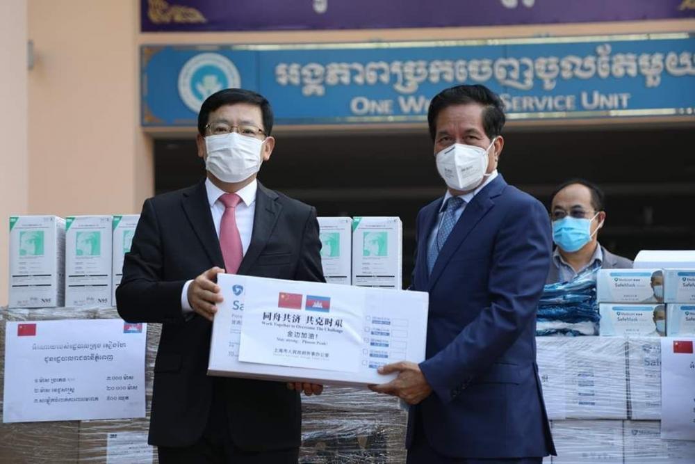 រដ្ឋបាលរាជធានីទទួលសម្ភារសម្រាប់ ប្រយុទ្ធប្រឆាំងមេរោគកូវីត-១៩ ពីក្រុងសៀងហៃ ជាម៉ាស់ និងខោអាវ ការពារមេរោគកូវីដ-១៩