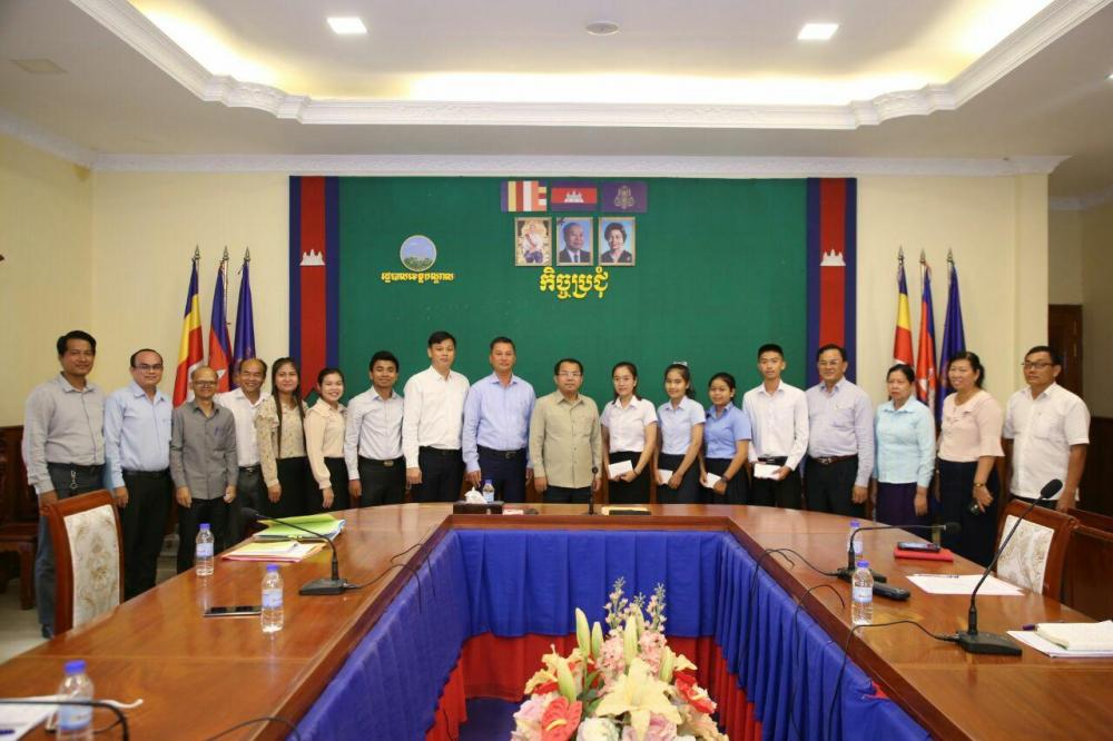 អភិបាលខេត្តកណ្តាល អនុញ្ញាតឲ្យនិស្សិតប្រឡងជាប់អាហារូបករណ៍ទៅសិក្សានៅសាធារណរដ្ឋសង្គមនិយមវៀតណាម ចូលជួបសំណេះសំណាល និងសម្ដែងការគួរសម