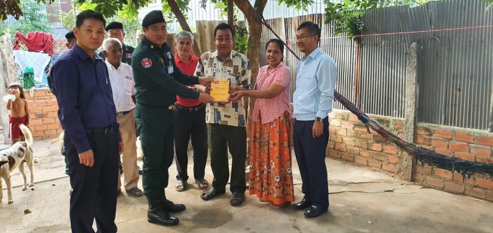 លោក ចេង មុនីរ៉ា អភិបាលខណ្ឌច្បារអំពៅ និងមន្ត្រីមូលដ្ឋានជាច្រេីនរូប ចុះជួបសំណេះសំណាល សួរសុខទុក្ខ និងយកសៀវភៅគ្រួសារជូនប្រជាពលរដ្ឋក្នុងសង្កាត់ក្បាលកោះ