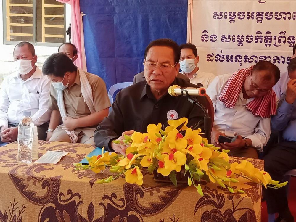 នាយឧត្តមសេនីយ៍ មុឹង សំផន នាំអំណោយរបស់សម្តេចតេជោ ហ៊ុន សែន និងសម្តេចកិត្តិព្រឹទ្ធបណ្ឌិត ប៊ុន រ៉ានីf ប្រគល់ជូនអនុសាខាកាកបាទក្រហមស្រុកចន្ទ្រា និងក្រុងបាវិត