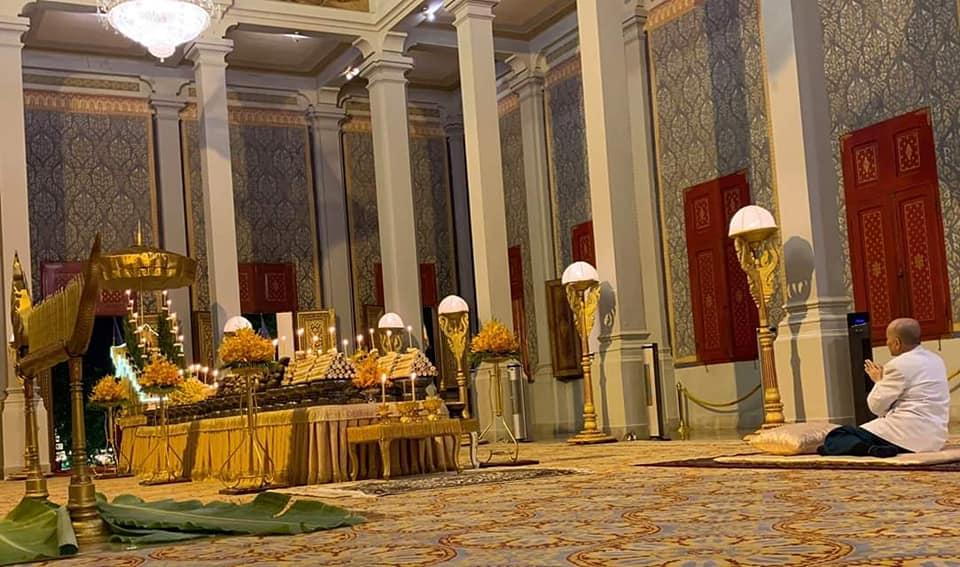 ព្រះមហាក្សត្រ យាងជាព្រះរាជាធិបតី ក្នុងព្រះរាជពិធីសំពះខែ អកអំបុក និងផ្សងទឹកភ្លៀង​