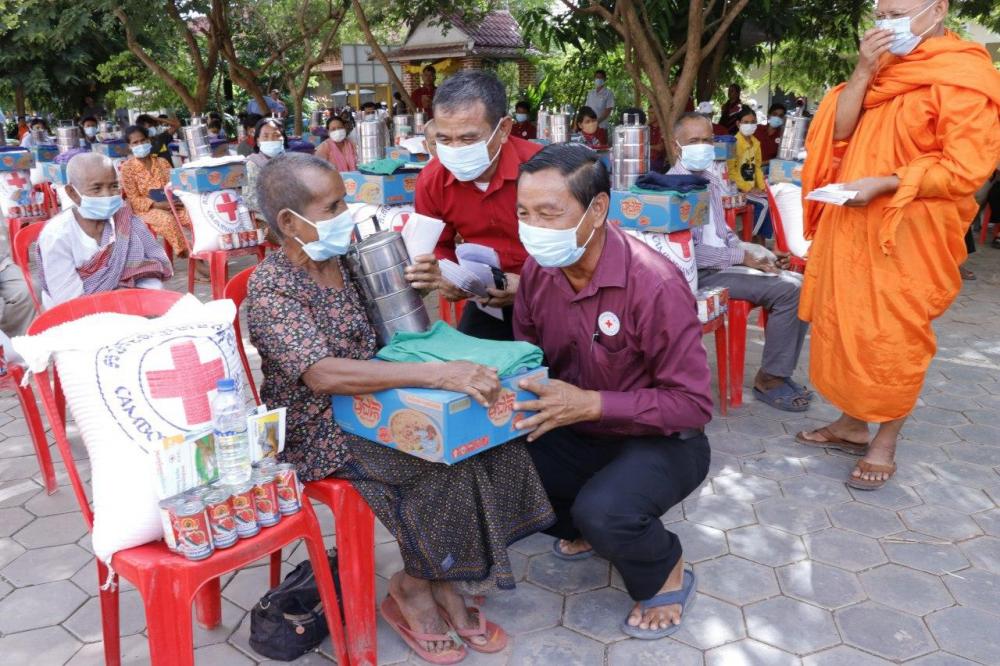 គ្រួសារជួបផលប៉ះពាល់ក្នុងពេលមានវិបត្តិកូវីដ១៩ ក្នុងក្រុងសៀមរាបទទួលអំណោយពីកាកបាទក្រហមកម្ពុជា