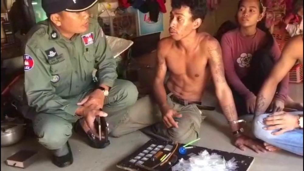 នគរបាលខណ្ឌឬស្សីឆ្មក់បង្ក្រាបបានជនសង្ស័យជួញដូរគ្រឿងញៀន២នាក់