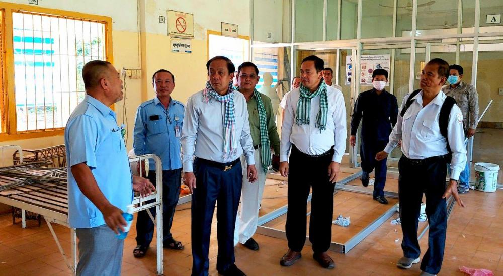 ឯកឧត្តម ងួន រតនៈ ចុះពិនិត្យទីតាំងសណ្ឋាគារ និងសាលារៀន ដែលត្រៀមបម្រុងទីកន្លែង និងបន្ទប់ជិត២០០បន្ទប់ ដើម្បីការទទួលពិគ្រោះនិងផ្តល់សេវាត្រួតពិនិត្យជម្ងឺចំពោះបងប្អូនដែលស្ម័គ្រ ចិត្តធ្វើតេស្តពីជម្ងឺឆ្លង (កូវីដ-19) និង សង្ស័យថាពាក់ព័ន្ធមកពីតំបន់ដែលកំពុងឆ្លង(កូវីដ-១៩)