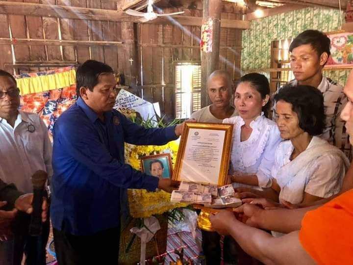 សមាគម អតីតយុទ្ធជនកម្ពុជា ខេត្តកំពង់ឆ្នាំង ៖ ថវិកាបេឡាមរណៈសង្គ្រោះ ចំនួន ៤,០០០,០០០ រៀល ត្រូវបានប្រគល់ជូនគ្រួសារសពអតីតយុទ្ធជន!