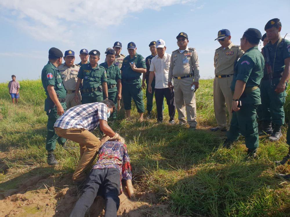 នគបាលចាប់ជនសង្ស័យសម្លាប់ស្រ្តីម្នាក់ គ្រាន់តែជនរងគ្រោះចាប់ត្រីក្នុងស្រែរបស់ខ្លួន