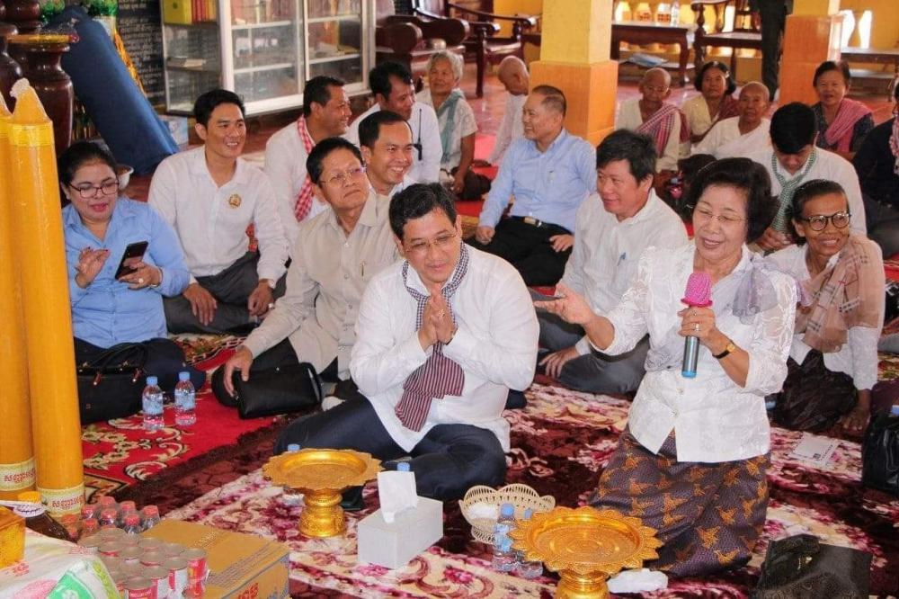 ឯកឧត្តម បណ្ឌិត សុខ ប្រសិទិ្ធ ប្រគេនទៀនព្រះវស្សា និងទេយ្យវត្ថុដល់ព្រះសង្ឃគង់ចាំព្រះវស្សាចំនួន០៣វត្ត នៅក្នុងឃុំរមេញ ស្រុកកោះអណ្តែត ខេត្តតាកែវ