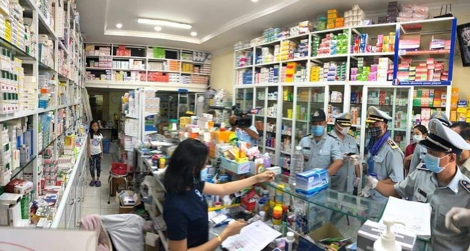 មន្ត្រីកាំកុងត្រូល ចុះប្រតិបត្តិការទ្រុងទ្រាយធំ ត្រួតពិនិត្យ ម៉ាស់ និងទឹកអាកុល មួយចំនួន ដែលកំពុងចរាចរលេីទីផ្សារ គ្មានគុណភាព និងលក់ក្នុងតម្លៃថ្លៃ