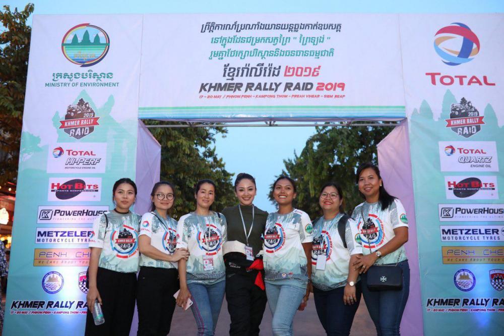កីឡាការិនីប្រណាំងរថយន្តឆ្លងកាត់ឧបសគ្គកម្ពុជាដំបូងគេ សេង សុជាតា អំពាវនាវឲ្យស្រ្តីចូលរួមលេងកីឡាមួយនេះឲ្យបានច្រើន