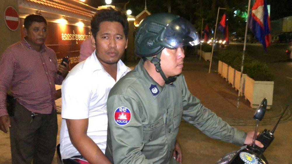 យុវតី​ម្នាក់កំពុងជិះម៉ូតូនិយាយទូរស័ព្ទ ត្រូវចោរ២នាក់ ឆក់ទូរស័ព្ទ​បានសម្រេច​ រួចជិះរត់ទៅបុកគូទរថយន្ត​ ឃាត់ខ្លួនបានម្នាក់