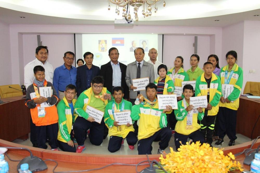 ថវិការាជរដ្ឋាភិបាល ៣៣៤លានរៀល ត្រូវបានប្រគល់ជូនជ័យលាភីកីឡាស្ប៉េស្យាល់អូឡាំពិកកម្ពុជា ដែល ដណ្តើមបានមេដាយ ពីព្រឹត្តិការណ៍ Special Olympics World Games ABU DHABI 2019 នៅអារ៉ាប់រួម