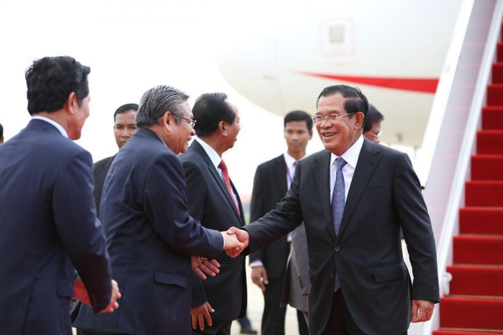 សម្តេចតេជោនិងគណៈប្រតិភូវិលមកមាតុប្រទេសវិញក្រោយកិច្ចប្រជុំកំពូលអាស៊ាន