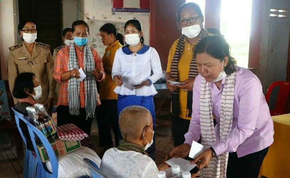 លោកជំទាវតំណាងរាស្រ្តមណ្ឌលកំពង់ឆ្នាំង អញ្ជើញចុះសាកសួរសុខទុក្ខ និងនាំយកអំណោយរបស់រាជរដ្ឋាភិបាលចែកជូនដល់ប្រជាពលរដ្ឋចំនួន១០គ្រួសារ នៅឃុំកំពង់ហៅ ស្រុកកំពង់លែង