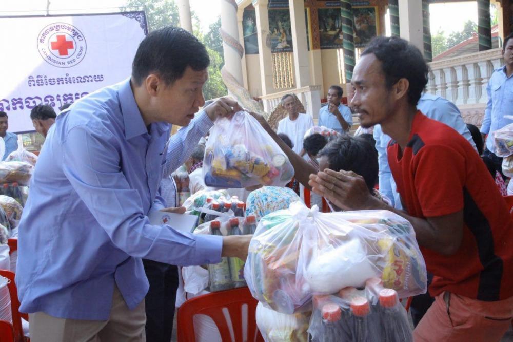 អភិបាលខណ្ឌដង្កោ នាំយកអំណោយរបស់កាកបាទក្រហមកម្ពុជាចែកជូនដល់ប្រជាពលរដ្ឋក្រីក្រ ៥០គ្រួសារក្នុងសង្កាត់ទៀន