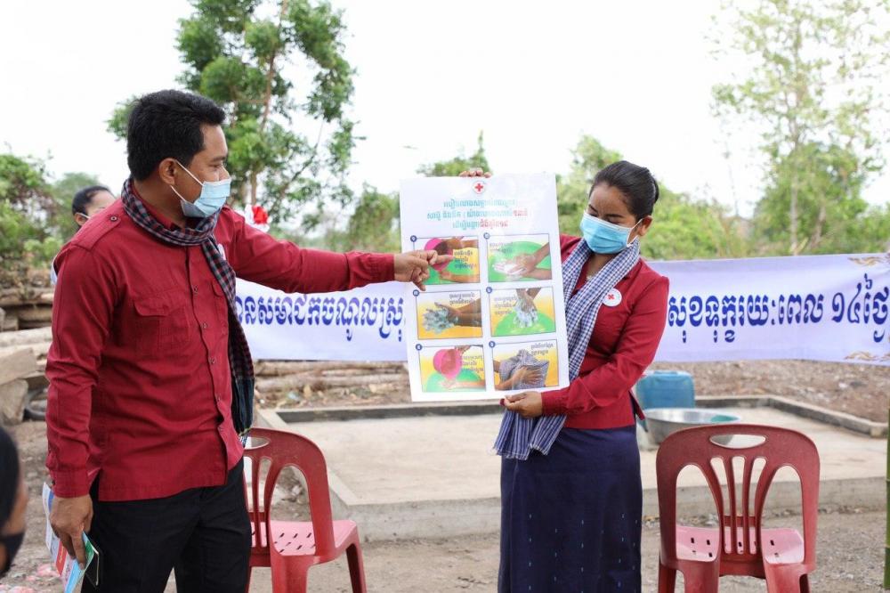 លោកជំទាវបណ្ឌិត បាន ស្រីមុំ បន្តចុះសម្ភោធដាក់ឱ្យប្រើប្រាស់អណ្តូងទឹកស្អាត និងផ្តល់អំណោយគ្រឿងឧបភោគបរិភោគ ដល់ប្រជាពលរដ្ឋខ្វះខាតស្បៀងក្នុងកំឡុពេលប្រយុទ្ធប្រឆាំង ការរីករាលដាលជំងឺកូវីដ១៩