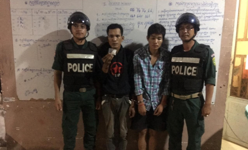 នគរបាលប៉ុស្ដិ៍ក្បាលកោះ ឃាត់ខ្លួនជនសង្ស័យជួញដូរគ្រឿងញៀន២នាក់