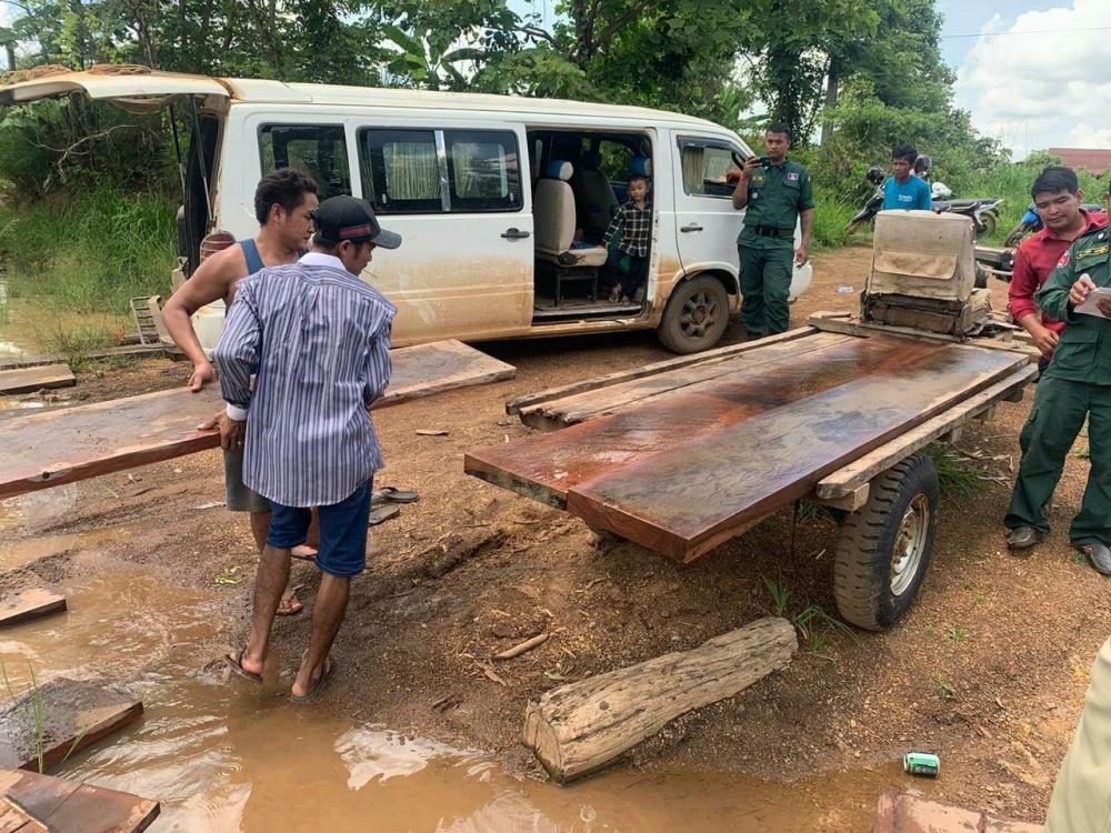 សមត្ថកិច្ចចម្រុះខេត្តស្ទឹងត្រែង ចុះបង្ក្រាប និងដកហូតបានឈើ ជាង១៤០សន្លឹក ដែលឈ្មួញបានដឹកជញ្ជូនយកមកលាក់ទុក នៅក្នុងស្រះទឹកមួយ ស្ថិតក្នុងស្រុកបុរីអូរស្វាយសែនជ័យ ជាប់ព្រំដែនឡាវ