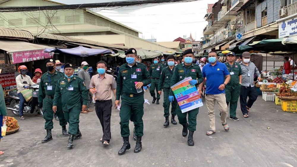 នគរបាលខណ្ឌច្បារអំពៅបង្កើនការយកចិត្តទុកដាក់ផ្សព្វផ្សាយវិធីប្រយុទ្ធប្រឆាំង និងបង្ការទប់ស្កាត់មេរោគ កូវិដ១៩ ដល់ប្រជាពលរដ្ឋ