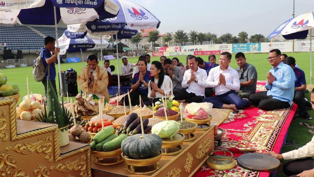 ក្រុមការងាររៀបចំការប្រកួតកីឡាបាល់ទាត់ជ្រើសរើសជើងឯកសិស្សវិទ្យាល័យ រៀបចំពិធីក្រុងពាលី សុំសេចក្តីសុខ មុនការប្រកួតត្រូវបិទបញ្ចប់ នារសៀលនេះ