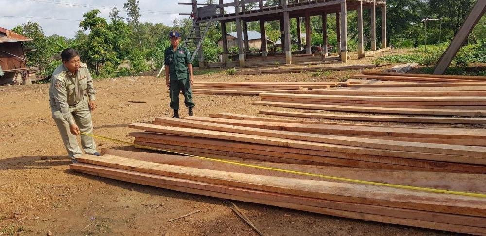 សមត្ថកិច្ចស្រុកឆែប បានចុះបង្ក្រាប និងរឹបអូសឈើ ដែលឈ្មួញបានដឹកយកមកទម្លាក់ នៅមុខផ្ទះប្រជាពលរដ្ឋ