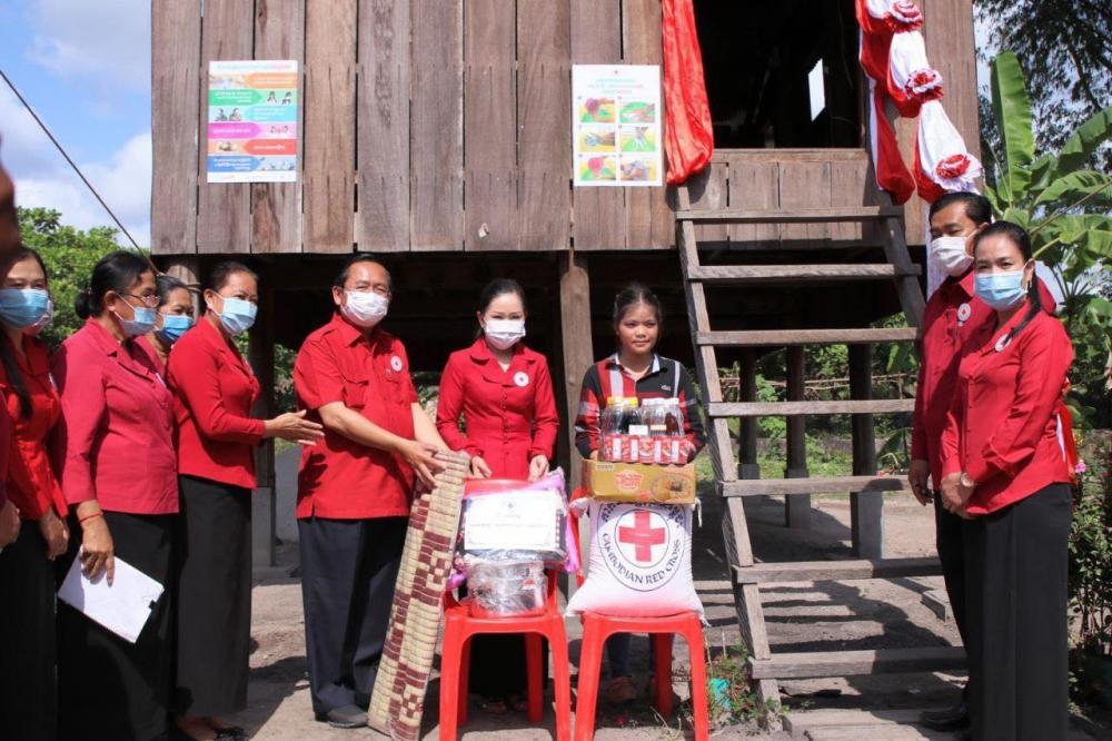 អភិបាលខេត្តកំពង់ធំ បាននាំយកអំណោយកាកបាទក្រហមកម្ពុជា ទៅឧបត្ថម្ភប្រជាពលដ្ឋក្រីក្រជិត ៤០០គ្រួសារ ដែលកំពុងជួបប្រទះការខ្វះជីវភាពប្រចាំថ្ងៃ
