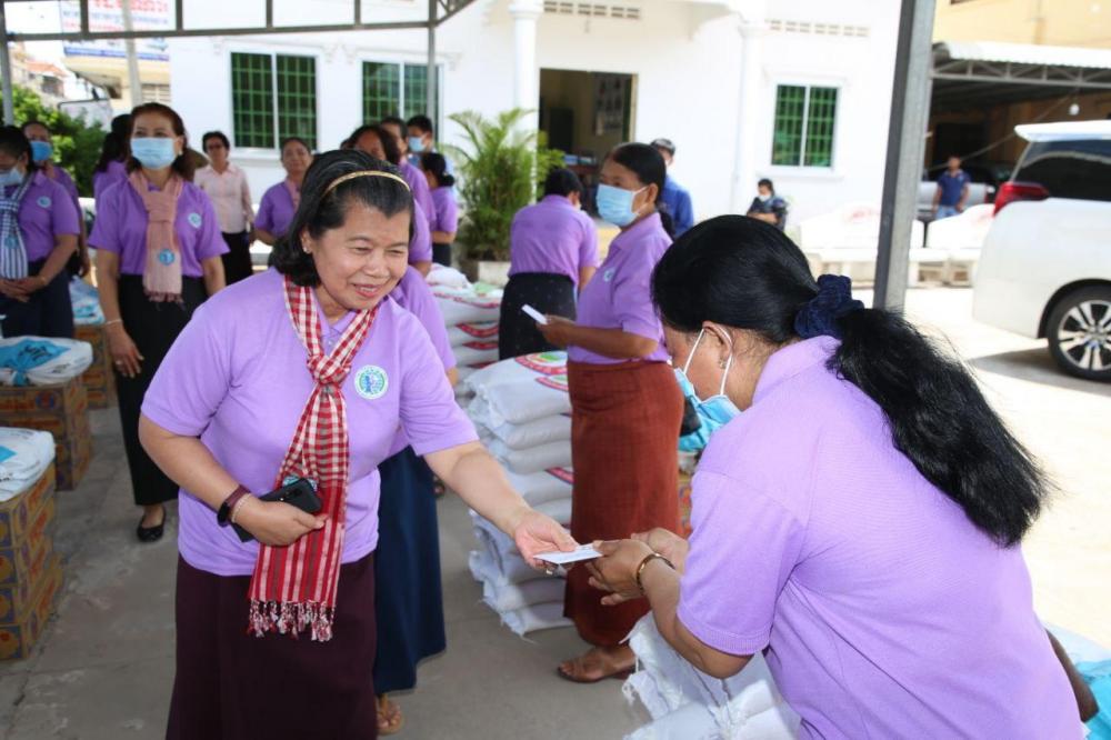 លោកជំទាវកិត្តិសង្គហបណ្ឌិត ម៉ែន សំអន បានយកអំណោយចែកជូនដល់នារីក្រុងស្វាយរៀង ដើម្បីបំពេញបេសកកម្មមនុស្សធម៌ក្នុងមូលដ្ឋាន