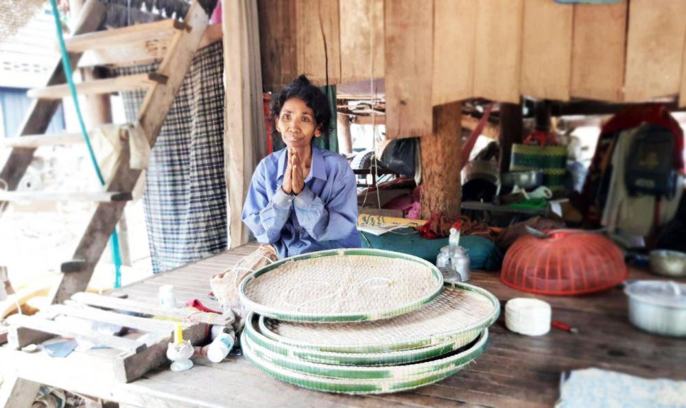 ស្រ្តីមេម៉ាយក្រីក្រមានជំងឺរ៉ាំរៃជាង២០ឆ្នាំ ពេលនេះកំពុងខ្វះខាតក្នុង១ថ្ងៃស៊ីឈ្នួល ចាក់កណ្តាប់ចង្អេរ ឲ្យគេបានតែ៣៥០០រៀលប៉ុណ្ណោះ ស្នើសុំសប្បុរសជនមេត្តាជួយសង្គ្រោះផង