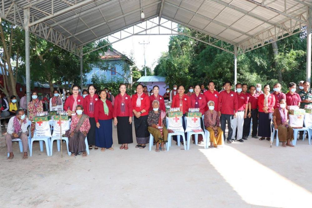 សាខាកាកបាទក្រហមកម្ពុជាខេត្តស្វាយរៀង បានបន្តនាំយកអំណោយមនុស្សធម៌របស់សម្តេចកិត្តិព្រឹទ្ធបណ្ឌិត ប៊ុន រ៉ានី ហ៊ុនសែន ជូនប្រជាពលរដ្ឋ ចំនួន ៣៨គ្រួសារ