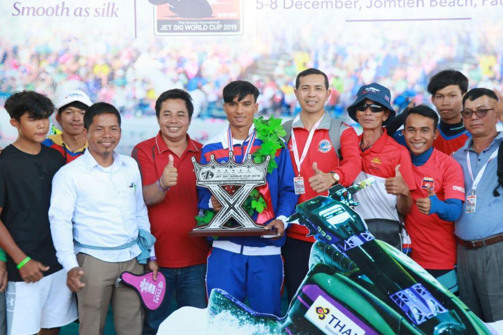 កីឡាករម៉ូតូទឹក សាលី អ៊ូមើត ដណ្តើមបានមេដាយមាស កម្រិតពិភពលោកពីប្រទេសថៃ ក្នុងចំណោមអត្តពលិកជាង៦០ប្រទេសចូលរួម