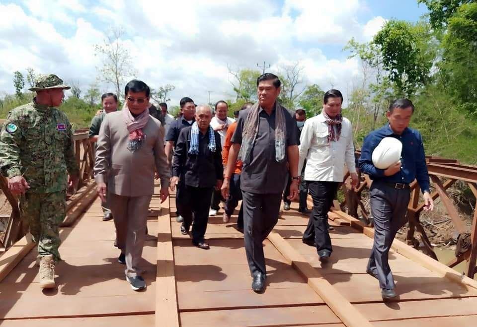 ប្រធានក្រុមការងារថ្នាក់ជាតិ ចុះមូលដ្ឋានខេត្តព្រះវិហារ បានចុះពិនិត្យ និងពន្លឿនលើការងារសាងសង់ស្ពានស្ទឹងស្តៅ ដែលធ្លាប់រងការឆេះភ្លើងនោះ ដើម្បីបម្រើដល់ការធ្វើដំណើរ និងការតភ្ជាប់ដង្ហើមសេដ្ឋកិច្ច របស់ប្រជាពលរដ្ឋនៅក្នុងតំបន់