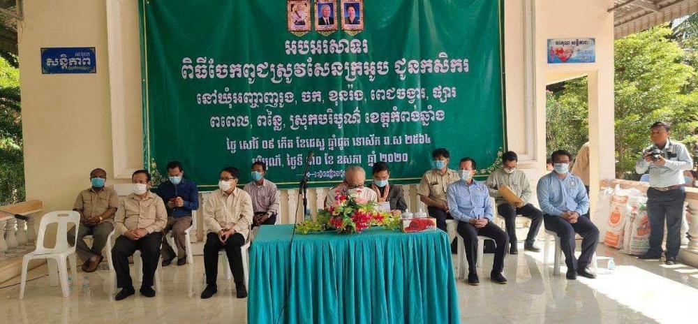 ពូជស្រូវសែនក្រអូបចំនួន១០តោន ត្រូវបាននាំយកមកប្រគល់ជូនប្រជាពលរដ្ឋស្រុកបរិបូណ៌ ខេត្តកំពងឆ្នាំង