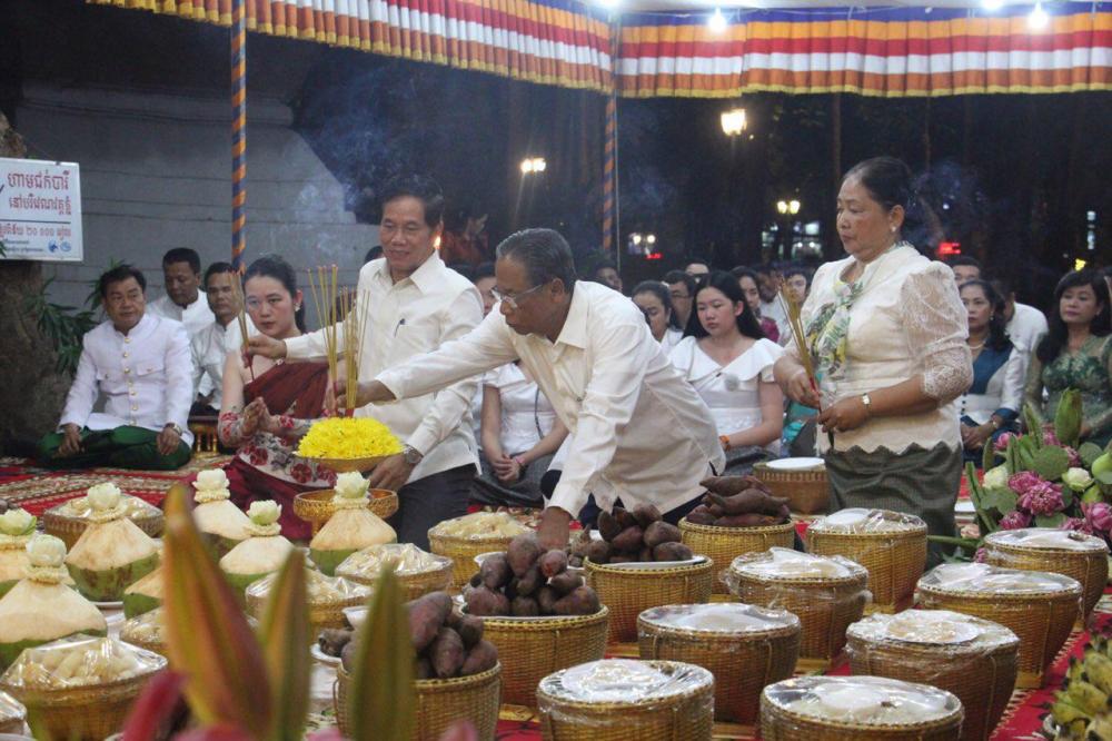 រដ្ឋបាលរាជធានី រៀបចំពិធីសំពះព្រះខែ និងអកអំបុក ដើម្បីសុំសេចក្ដីសុខ ជូនពលរដ្ឋខ្មែរ នៅរមណីយដ្ឋានវត្តភ្នំ