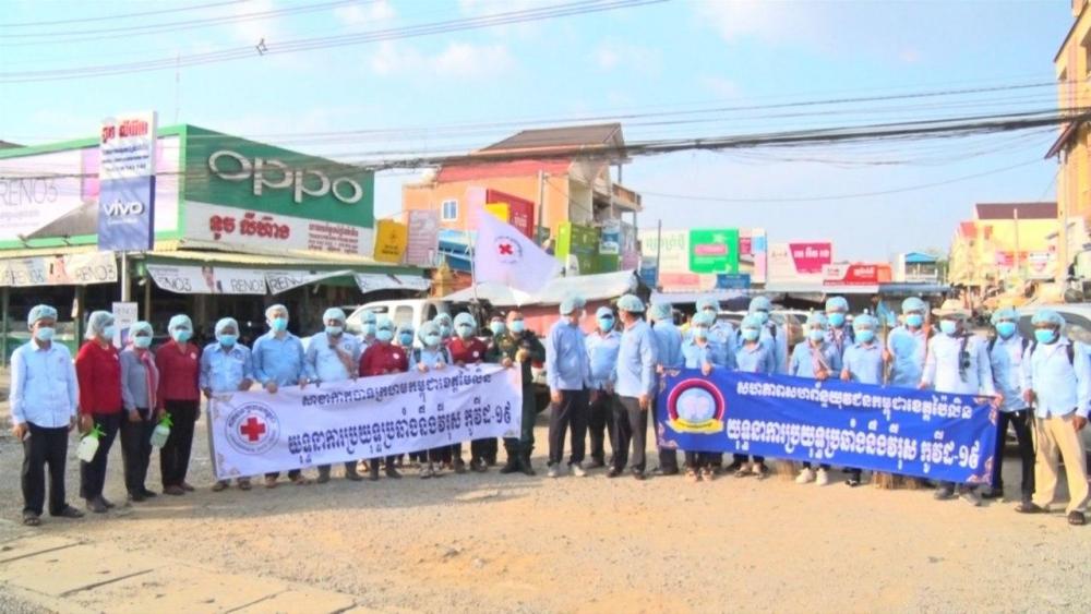 យុវជនស្ម័គ្រចិត្តនៃសហភាពសហព័ន្ធយុវជនកម្ពុជាខេត្តប៉ៃលិន ចុះ បាញ់ទឹកអាល់កុល ដើម្បីសម្លាប់មេរោគនៅតាមច្រកទ្វារទីប្រជុំជន និងតាមលំនៅដ្ឋាន ប្រជាជនក្នុងខេត្តប៉ៃលិន