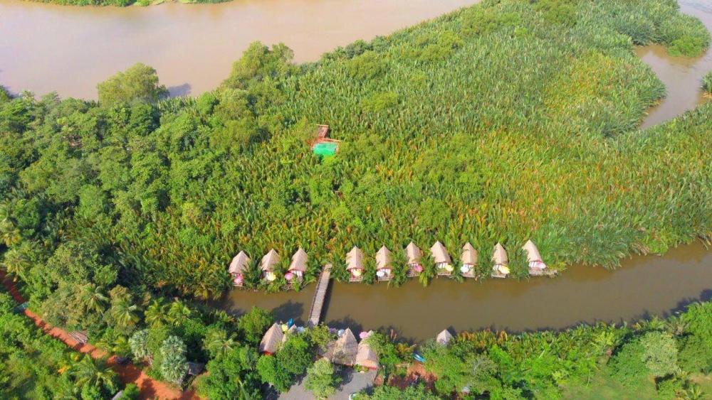 ខេត្តកំពតបានក្លាយជាគោលដៅទេសចរណ៍ដ៏ទាក់ទាញមួយ ដែលមានអាកាស ធាតុអំណោយផលគួរជាទីរមណីយ ដល់ការសម្រាកលម្ហែកម្សាន្តរបស់ភ្ញៀវទេសចរនៅគ្រប់រដូវកាល