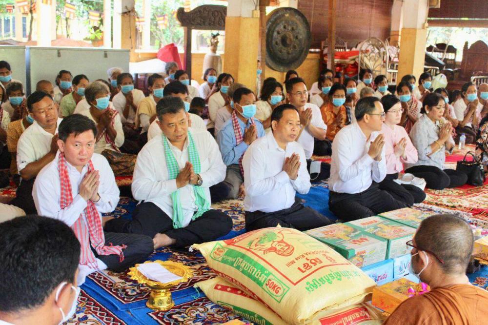 ឯកឯកឧត្តម ចាយ បូរិន តំណាងរាស្រ្តមណ្ឌលខេត្តត្បូងឃ្មុំ នាំយកទៀនព្រះវស្សា បច្ច័យនិងគ្រឿងឧបភោគ បរិភោគប្រគេនព្រះសង្ឃនៅវត្តព្រះពុទ្ធឃោសាចារ្យ (ហៅវត្តទួលតាហោ)  ស្ថិតនៅក្នុងភូមិទួលតាហោ ឃុំគងជ័យ ស្រុកអូររាំងឪ ខេត្តត្បូងឃ្មុំ