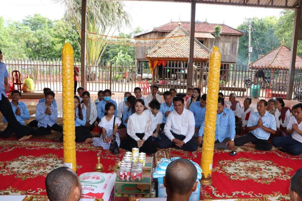 ប្រធានសហភាពសហព័ន្ធយុវជនកម្ពុជាខេត្តត្បូងឃ្មុំ នាំយកទៀនវស្សា និងទេយ្យទាន ប្រគេនព្រះសង្ឃចំនួន០២វត្ត នៅស្រុកអូររាំងឪ