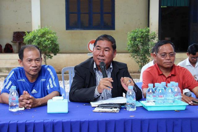 សិស្សានុសិស្ស ជាង២០០នាក់ នៅសាលាបឋមសិក្សារកាកោង២ ទទួលបានសម្ភារៈសិក្សា និងអាវកីឡា