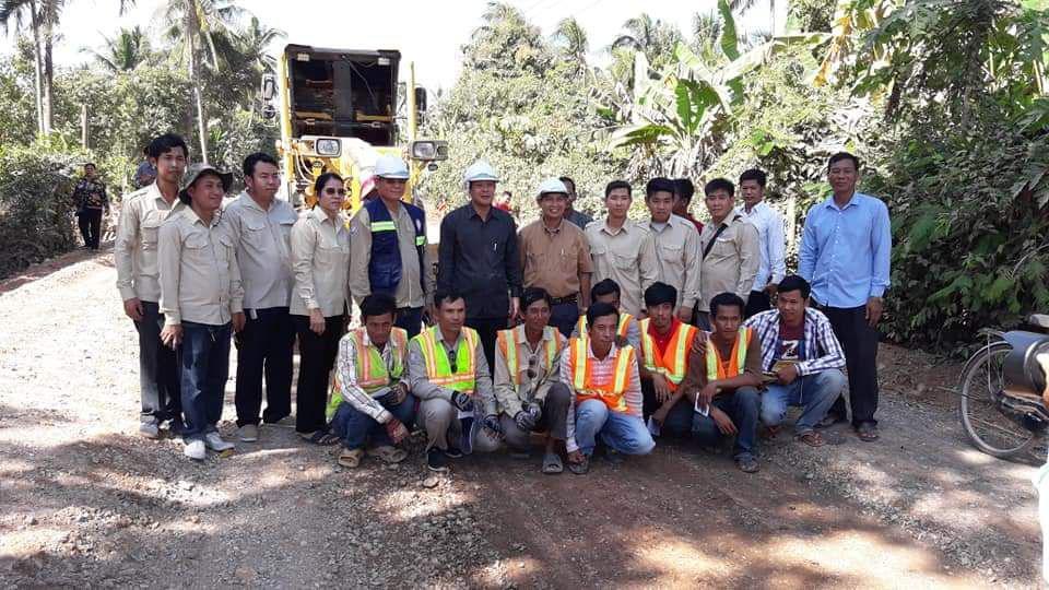 អភិបាលខេត្តបាត់ដំបង អញ្ជើញបើកការដ្ឋានជួសជុលកំណាត់ផ្លូវខេត្តលេខ១៧៥.សេ