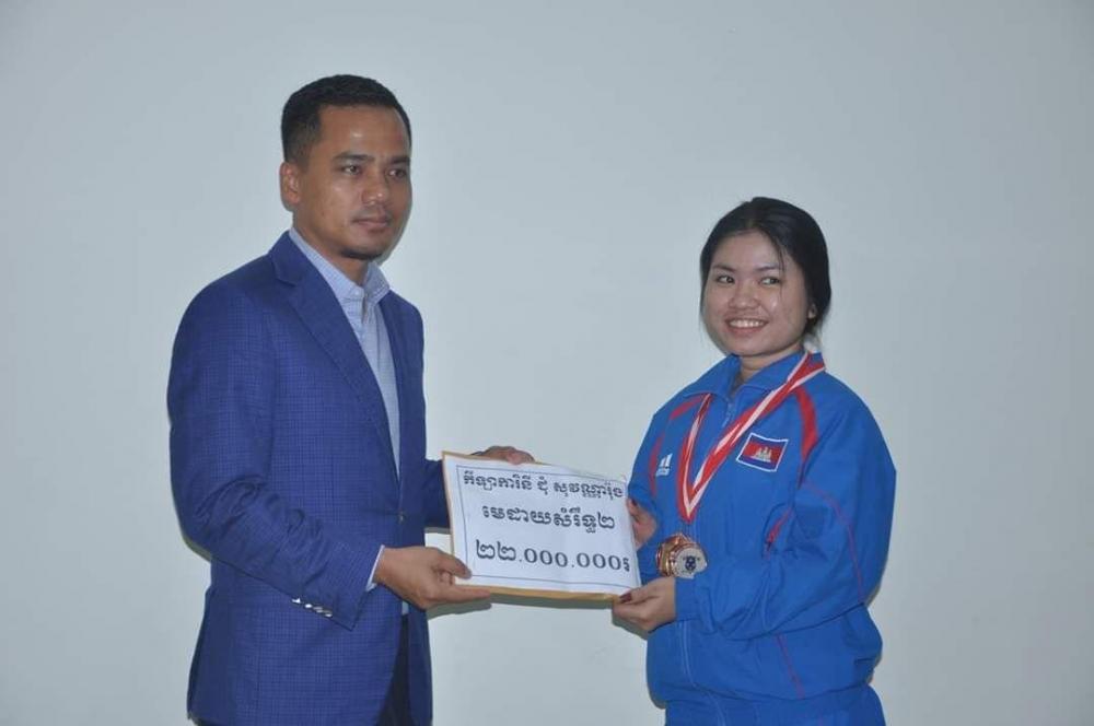 អត្តពលិកទាំង២ប្រភេទកីឡា ដែលដណ្តើមបានមេដាយពីការប្រកួតអន្តរជាតិទទួលបានថវិកាជាង ៣៨៣លានរៀលពីក្រសួងអប់រំ