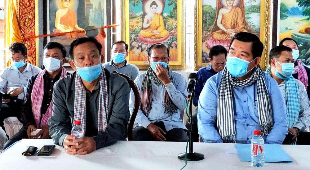 ប្រធានក្រុមការងារ គណបក្សប្រជាជនកម្ពុជា ចុះជួយស្រុកឯកភ្នំ និងប្រធានគណបក្សខេត្តបាត់ដំបង នាំយកអំណោយសម្តេចក្រឡាហោម ជួយដល់ប្រជាពលរដ្ឋក្រីក្រ ខ្វះខាតនិងកំពុងជួបការលំបាកខ្លាំង រស់នៅតំបន់ទន្លេសាប ក្នុងឃុំកោះជីវាំង