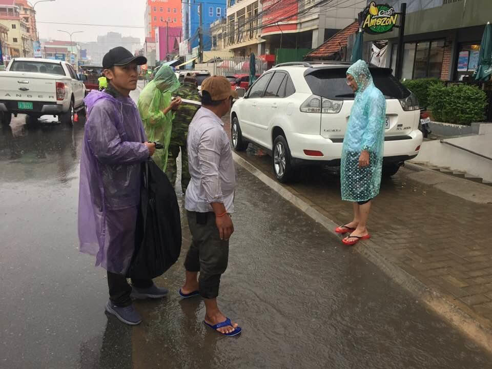 អភិបាលខណ្ឌច្បារអំពៅ ចុះកាយសំរាម និងកំទេចថ្មនៅតាមមាត់លូ ដើម្បីដោះស្រាយការអោយទឹកភ្លៀងហូរចូលលូ
