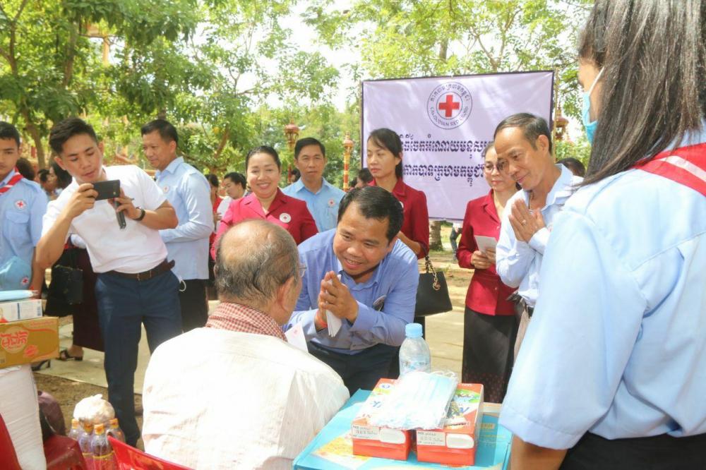 ប្រជាពលរដ្ឋក្រីក្រ និងងាយរងគ្រោះ ក្នុងអំឡុងពេលផ្ទុះរីករាល នៃជំងឺកូវីដ១៩ ចំនួន ៣ឃុំ ក្នុងស្រុកខ្សាច់កណ្ដាល បានទទួលអំណោយពីកាកបាទក្រហមកម្ពុជា