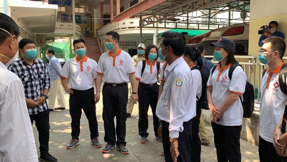 ក្រុមគ្រូពេទ្យមកពីប្រទេសចិនចុះផ្សព្វផ្សាយនិងអប់រំដល់ប្រជាពលរដ្ឋពីបញ្ហាCovid 19 នៅច្បារអំពៅ