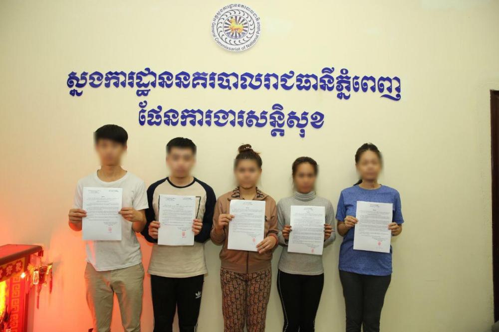កម្លាំងនគរបាលរាជធានីភ្នំពេញ បង្រ្កាបចាប់ខ្លួន និងអប់រំមនុស្ស០៦នាក់ ជនជាតិខ្មែរផ្សព្វផ្សាយតាមហ្វេសប៊ុក លក់ឧបករណ៍ធ្វើតេស្តរកវីរុសកូវីដ១៩ខុសច្បាប់